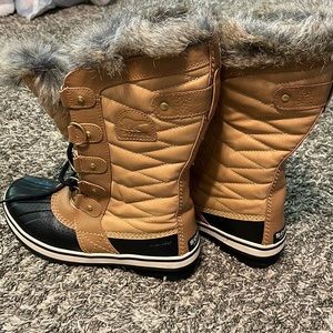 Women’s Sorel Tofino II waterproof with faux fur